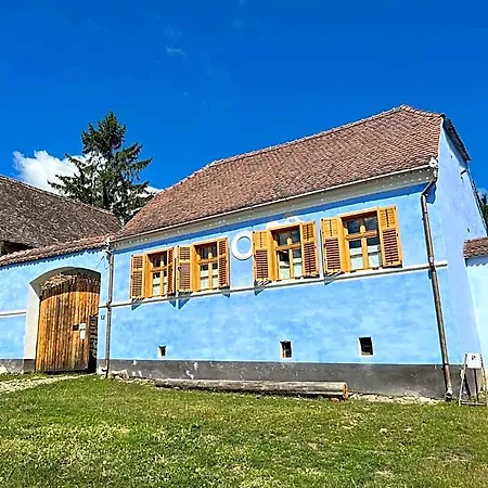 Viscri 32 - White Barn And Blue House * ブラショフ